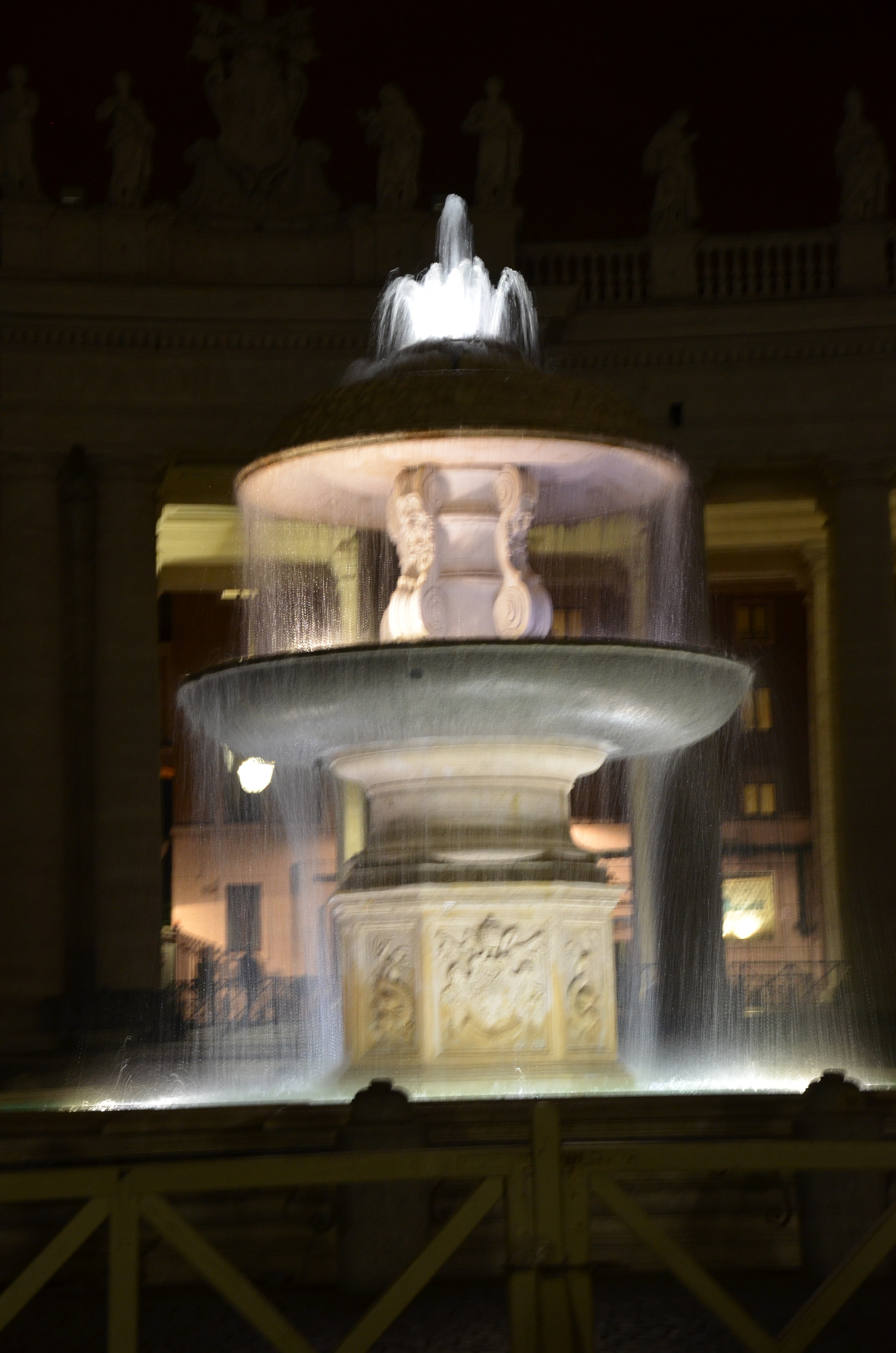 Brunnen am Petersplatz bei Nacht