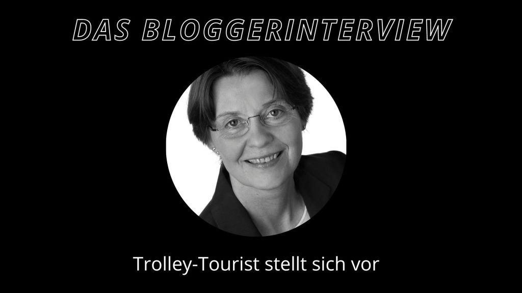 schwarzweiß fotografie einer frau mit brille