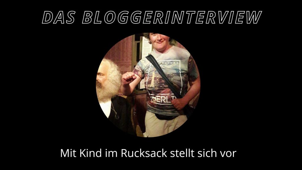 eine person mit albert einstein figur