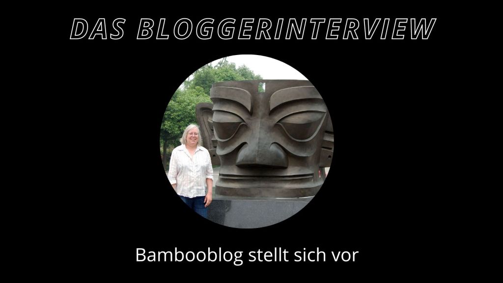 eine frau steht vor einer chinesischen skultpur