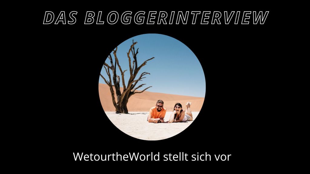 zwei personen liegen im sand in namibia