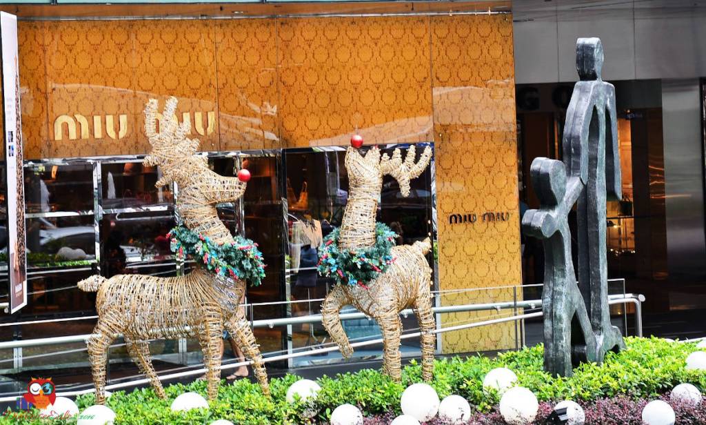 weihnachtsdeko zwei goldene rentiere mit roten nasen