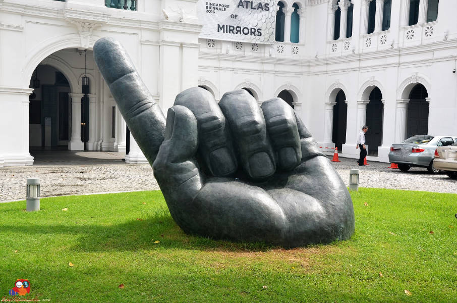 große hand mit ausgestrecktem Zeigefinger skulptur in singapur