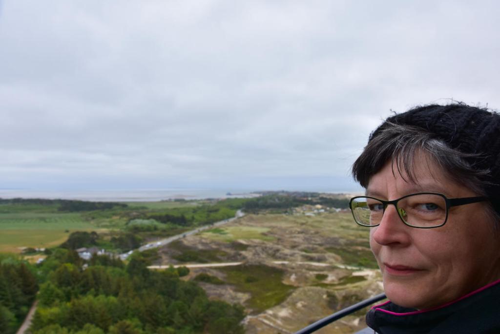 diereiseeule auf amrum, person nur gesicht zu sehen, am rechten rand