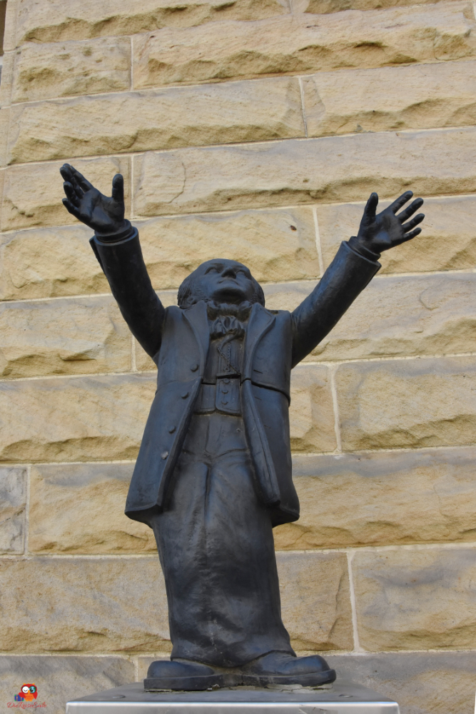 Statue Richard Wagner mit hochgereckten Händen