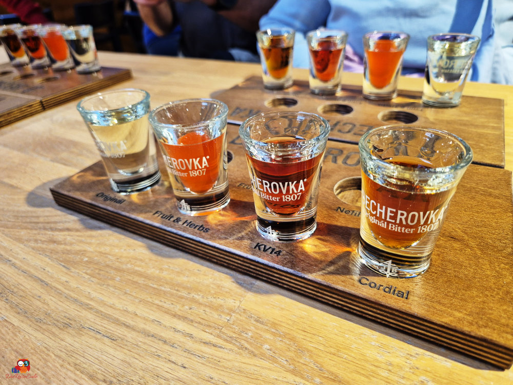 schnapsgläser gefüllt mit verschieden farbigen sorten becherovka likör