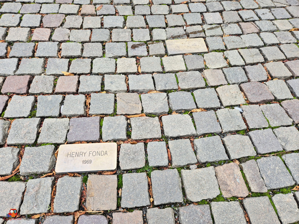 Pflastersteine mit einer Gedenktafel für Henry Fonda aus dem Jahr 1969.
