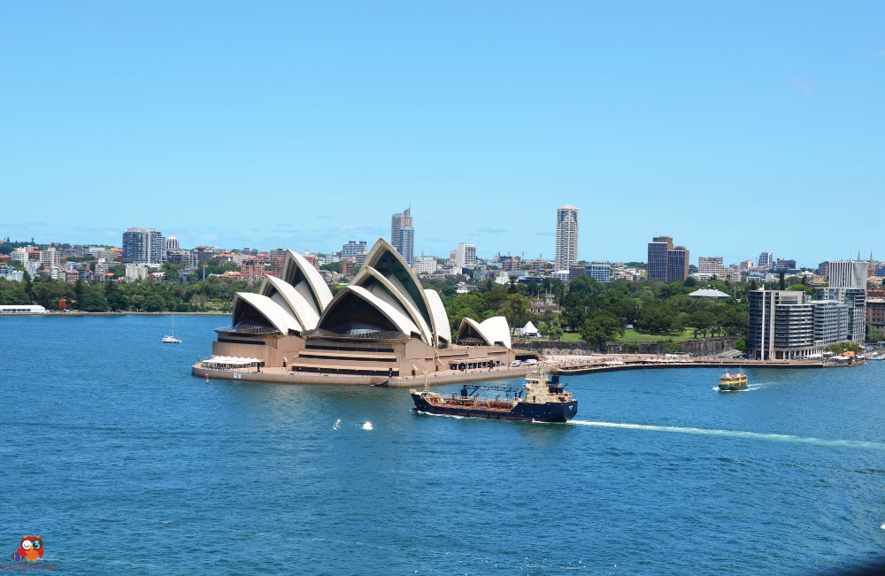Blick auf das Sydney Opera House mit Wasser und Booten im Vordergrund sowie modernen Gebäuden im Hintergrund. 10 jahre